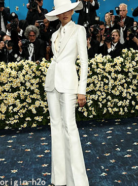 The daughter of the richest man walked the red carpet wearing a 700 million necklace